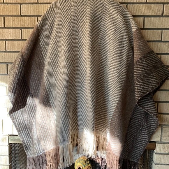 Vintage Wrap Poncho - Picture 2 of 2